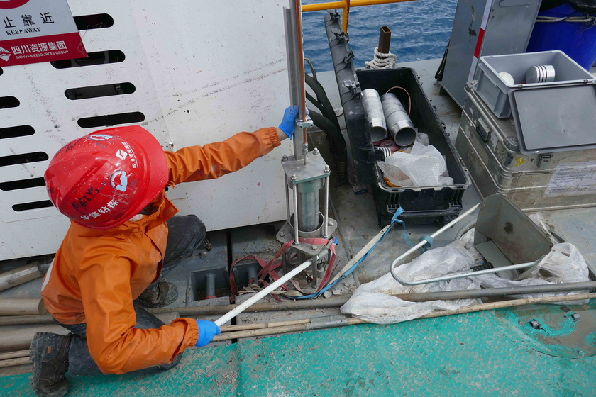Cette presse a permis de presser l'eau interstitielle de petits paquets de sédiments directement sur la plate-forme de carottage du lac Nam Co pour l'analyse du gaz. (Photo : Eawag) 
