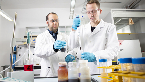 Doctoral student Silvan Wick (right) and lab technician Numa Pfenninger analysing thallium in soil samples. (Photo: Aldo Todaro)