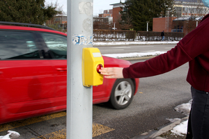 The risk that traces of coronavirus on a traffic-light button will be sufficient to cause infection – before pedestrians next wash their hands (!) – is very low. (Photo: Eawag, Andri Bryner)