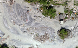 Abbildung 2. Luftbild des Flusses Spöl an der Einmündung des Nebenflusses «Ova da Cluozza» am 19. Juli 2019. Man sieht Geomorphologen in orangefarbenen Jacken, die eine Untersuchung zum Thema «Sedimenttransport» durchführen. (Foto: Schweizerischer Nationalpark)