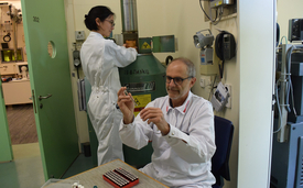 Le professeur Urs von Gunten et la post-doc Sungeun Lim utilisent la radiolyse gamma au PSI pour étudier la réactivité des radicaux bromés. (Photo : Viktor Boutellier)
