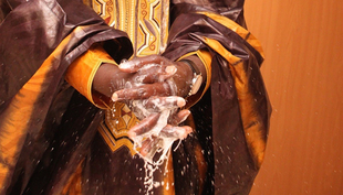 Händewaschen gehört zu den wichtigsten Massnahmen, um sich vor Ebola zu schützen. (Foto: Universal Gambia and Eawag on behalf of Oxfam America)