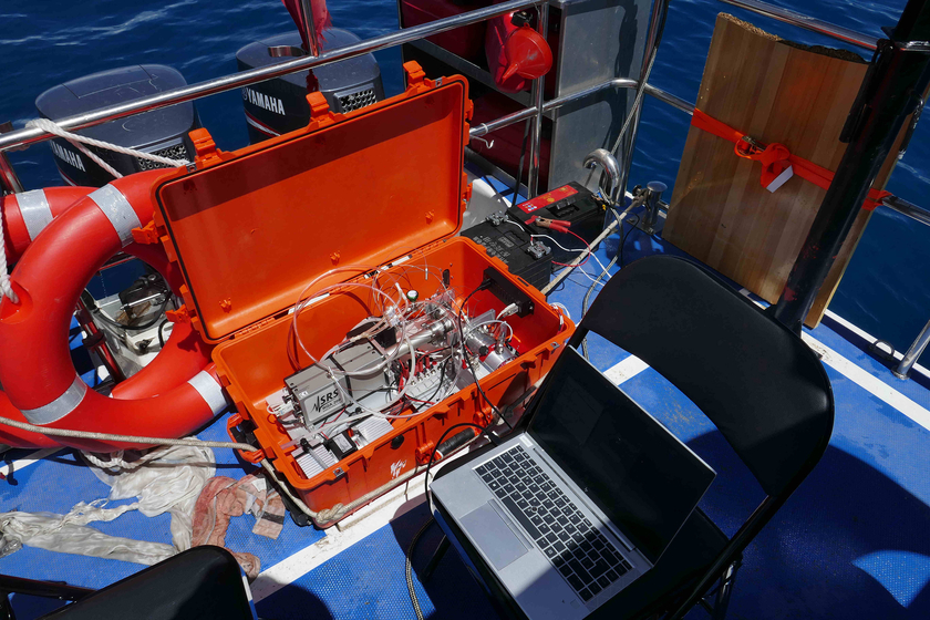 Analyse de gaz sur le bateau d'approvisionnement de la plate-forme de carottage. L'improvisation et la science exacte ne s'excluent pas mutuellement. (Photo : Eawag) 