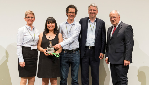 The "Rainbow Biosystem" team with Severin Schwan (Roche) and Bundesrat Johann Schneider-Ammann (Photo: Alessandro Della Bella)