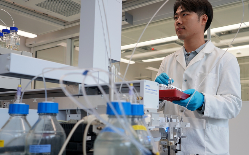 Xuejian Wang, Doktorand in der Eawag-Abteilung Umweltchemie, analysiert Cyanotoxine aus dem Greifensee im Massenspektrometer (Foto: Eawag, Andri Bryner).