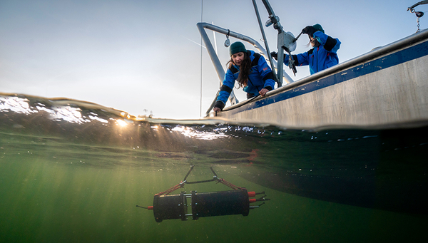 Travail de terrain des écologistes Ewa Merz et Thea Kozakiewicz au Greifensee (ZH). On voit sous l’eau l’Aquascope, une caméra sous-marine qui recense en temps réel les minuscules êtres vivants du Greifensee. (Photo: Eawag, Jonas Steiner)