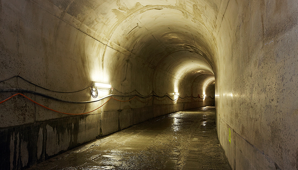 Ein 2012 in Betrieb genommener Umleitstollen bei Tiefencastel (GR) sorgt dafür, dass das Geschiebe bei Hochwasser flussabwärts transportiert wird und sich nicht im Solis-Stausee ablagert. Foto: ewz-Medienarchiv, Matthias Kunfermann 