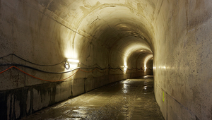 À Tiefencastel (GR), une galerie de dérivation mise en service en 2012 permet de transporter les sédiments vers l'aval en cas de crue afin d'éviter qu'ils ne s'accumulent dans la retenue de Solis. Photo : ewz-Medienarchiv, Matthias Kunfermann