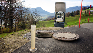 This decentralised wastewater treatment installation in the Canton of Schwyz treats the wastewater produced by one family. (Photo: Mariane Schneider)