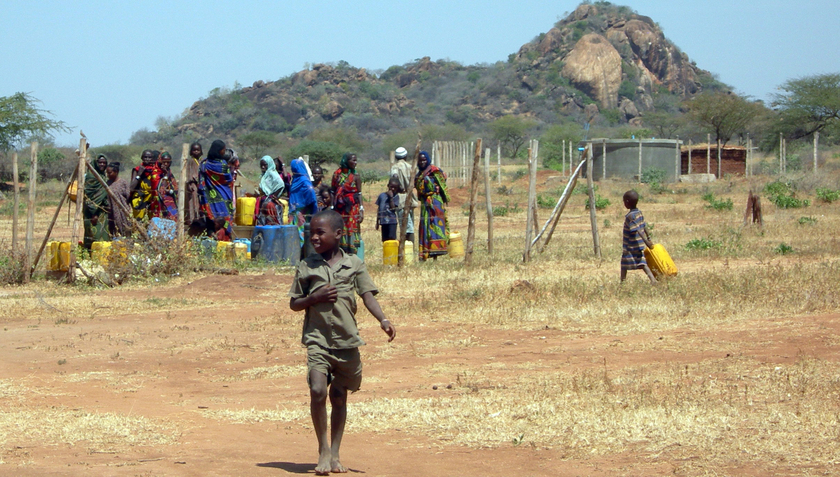 Wasserversorgung bedeutet für viele Menschen im Globalen Süden lange Fussmärsche und Kanister schleppen. Eine Aufgabe, die vor allem Frauen und Mädchen erledigen (Foto: Nadja Contzen, Eawag).