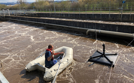 Le chercheur de l'Eawag Wenzel Gruber lors de travaux de maintenance sur l'installation de mesure à la STEP de Moossee Urtenenbach. (Photo : Andrin Moosmann, Eawag)