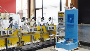 Construction de la toilette Blue Diversion dans le hall d'essai de l'Eawag à Dübendorf /Suisse. (© Eawag/EOOS, Goran Potkonjak)