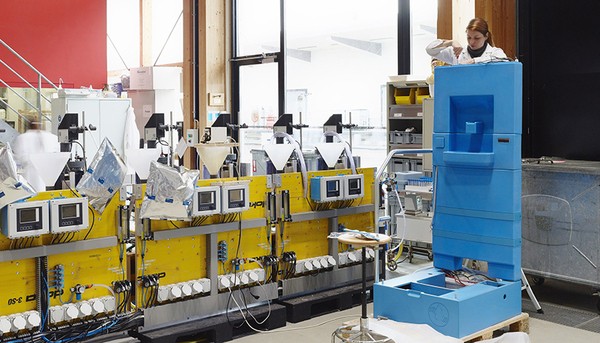 Construction de la toilette Blue Diversion dans le hall d'essai de l'Eawag à Dübendorf /Suisse. (© Eawag/EOOS, Goran Potkonjak)