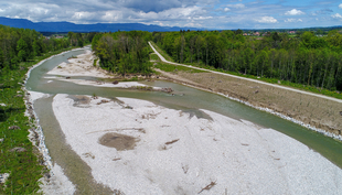 The implementation of measures to protect biodiversity is lagging behind the targets – which makes it all the more important to plan revitalisation measures as optimally and purposefully as possible, like here on the River Emme near Utzenstorf (Photo: Luftaufnahmen Röthlisberger).