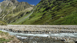 In comparison: at the back, the glacier-fed river with turbid cold water, and at the front, the inflow of warmer, clear water. For many microorganisms, these ice-cold bodies of water are the ideal and only habitat. (Photo: Lee Brown)