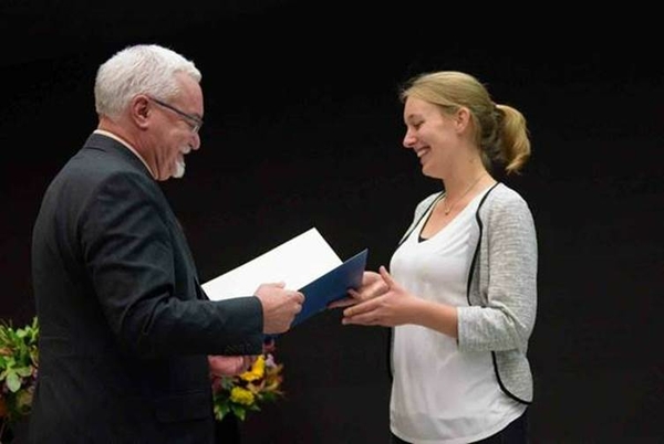 Ulrike Feldmann reçoit le prix universitaire pour les étudiants de l'université Bauhaus de Weimar