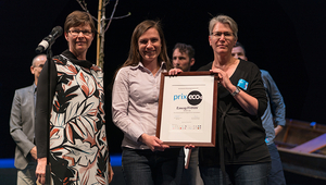 Die beiden Eawag-Forscherinnen Maryna Peter (mitte) und Regula Meierhofer (rechts) mit der prix.eco Auszeichnung. (Foto: eco.ch) 