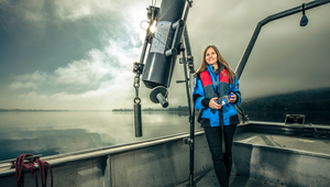 La chercheuse Elisabeth Janssen prélève des échantillons sur le Greifensee (Photo: Conseil des EPF, Daniel Kellenberger).
