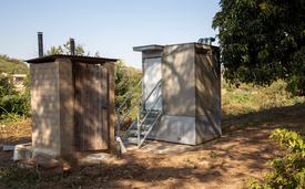 La toilette "Autarky" (a destra) sviluppata da Eawag, che tratta i flussi di materiale idrico-urinario-fecale sul posto, in una prova sul campo a Durban, in Sudafrica, accanto a una toilette a secco. (Foto: Lucky Lugogwana) 