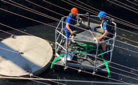 Des chercheurs de l’Eawag pendant le montage du dispositif de mesure des effluents gazeux. (Photo: Andrin Moosmann)