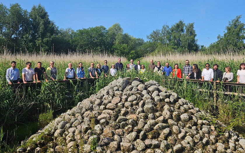 Vertreterinnen und Vertreter des UrbanM2O-Konsortiums besichtigen einen naturnahen Regenüberlauf anlässlich des Kick-Off-Treffens in Kopenhagen. (Foto: UrbanM2O) 