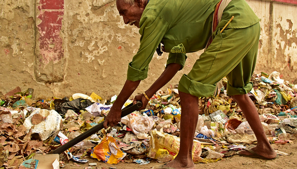 Cachées au milieu des ordures, se trouvent des bactéries précieuses qui peuvent décomposer les toxines environnementales. (Photo: Avinash Kumar for Unsplash)