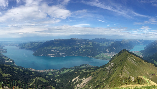 Vue sur les lacs de Thoune (à gauche) et de Brienz. (Photo : Carmela Dönz)