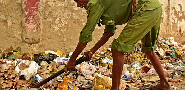Mitten im Müll verbergen sich wertvolle Bakterien, die Umweltgifte abbauen können. (Foto: Avinash Kumar für Unsplash)