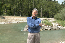 David Livingstone (Eawag) – ici au bord d’une section revitalisé de la rivière Töss – a contribué le part nappe phréatique au rapport.