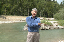 David Livingstone (Eawag) – here at a restored section of the river Töss – is the author of the groundwater chapter in the study. David Livingstone (Eawag) – here at a restored section of the river Töss – is the author of the groundwater chapter in the study.