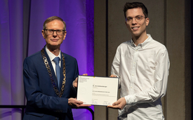 Remise du Prix Otto Jaag pour la protection des eaux 2022 à Urs Schönenberger par le recteur de l'EPF, Günther Dissertori (Photo: ETH, Nicola Pitaro)