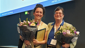 Sarah Könemann (à gauche) et l’ancienne directrice de l’Eawag Janet Hering à la réunion annuelle de la SETAC-Europe 2022 à Copenhague (Photo: Eawag, Barbara Jozef).