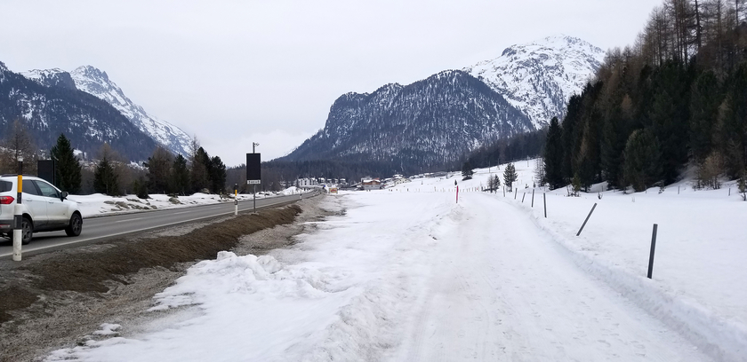 The discoloured snow along the road is probably largely from tyre abrasion. (Photo: Adriano Joss)