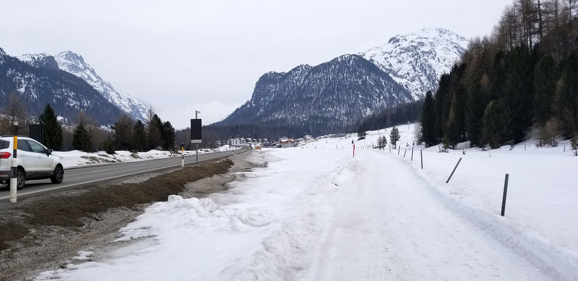 La couleur noire de la neige le long de la route est probablement due à l’abrasion des pneus. (Photo: Adriano Joss)