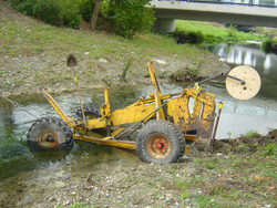 Abb. 2: Spezialpflug zum Verlegen des Kabels im Bachbett.