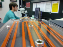 La caméra dont est équipé le microscope (au fond) permet d’enregistrer les mouvements des individus ; au premier plan, le tube de plexiglas qui a permis aux chercheurs de déterminer la vitesse de propagation des ciliés. © Eawag