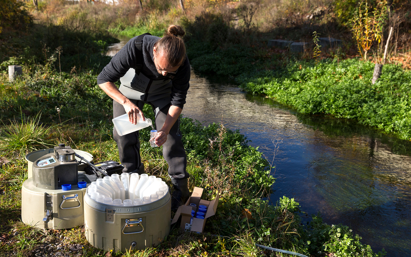 Probenahme am Bach. (Foto: Della Bella / VSA)