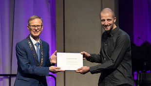 Remise du Prix Otto Jaag pour la protection des eaux 2022 à Wenzel Gruber par le recteur de l'EPF, Günther Dissertori (Photo : Nicola Pitaro)