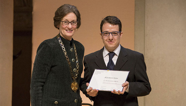 Michael Besmer erhält den Otto-Jaag Gewässerschutzpreis von ETH-Rektorin Prof. Dr. Sarah Springman. (Foto: ETH Zürich)