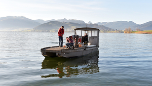 Collecting samples on the Sihlsee reservoir. (Photo: SBB)